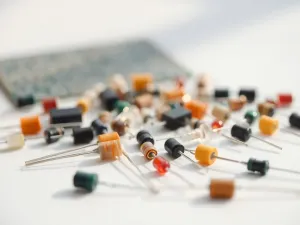 Znaczenie diod w zabezpieczaniu układów przed przepięciami